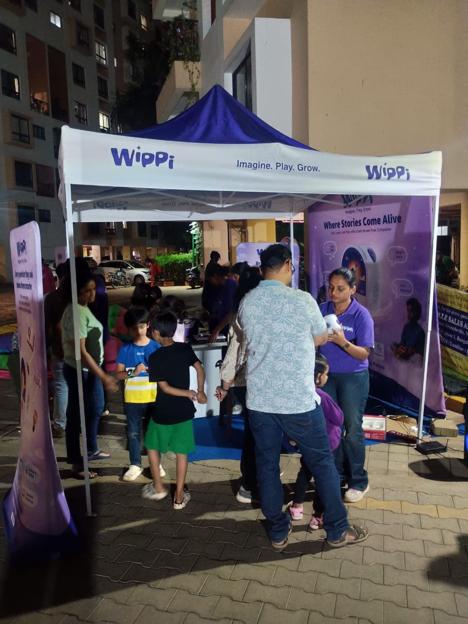 Parents and children at the Wippi demo table during an evening RWA activation